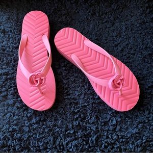 Gucci GG Thong Chevron Footbed Flip Flops